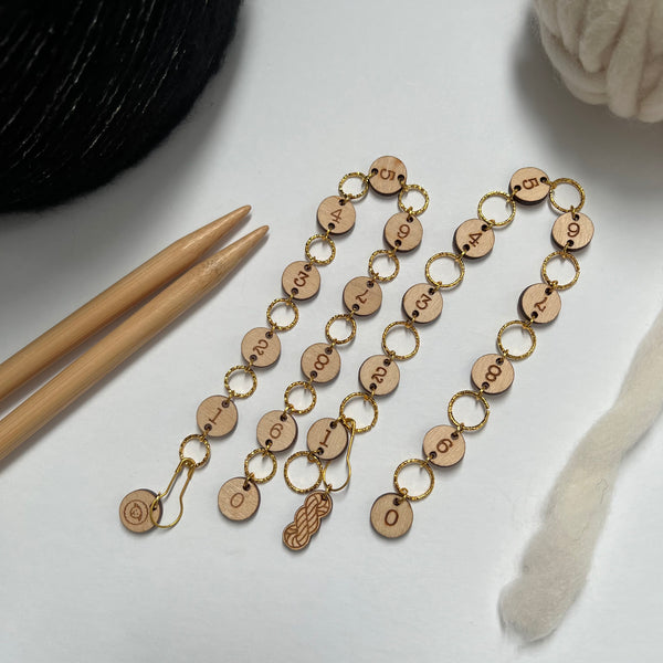 Chain style knitting row counter